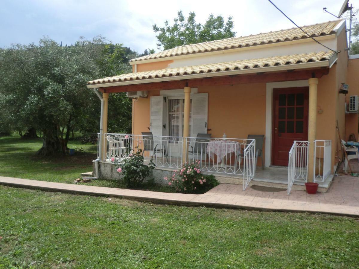 Family Holiday Apartment With Garden & Bbq Βελονάδες Εξωτερικό φωτογραφία