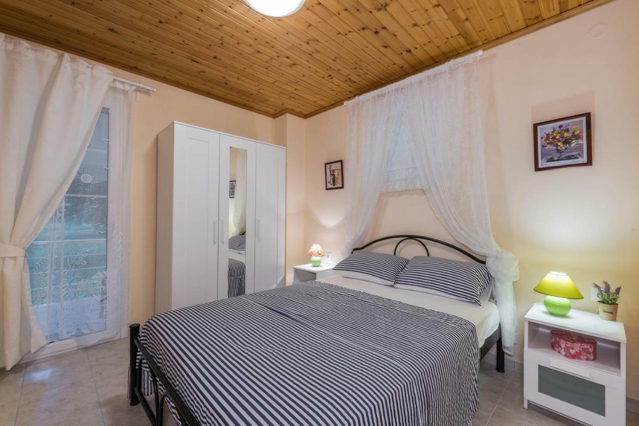 Family Holiday Apartment With Garden & Bbq Βελονάδες Εξωτερικό φωτογραφία