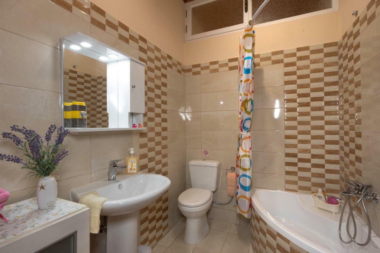 Family Holiday Apartment With Garden & Bbq Βελονάδες Εξωτερικό φωτογραφία