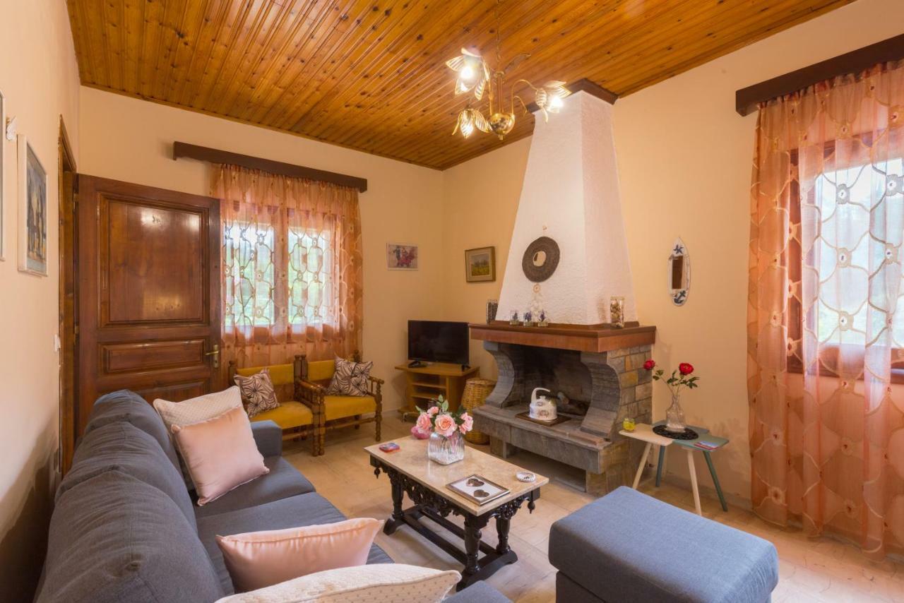 Family Holiday Apartment With Garden & Bbq Βελονάδες Εξωτερικό φωτογραφία
