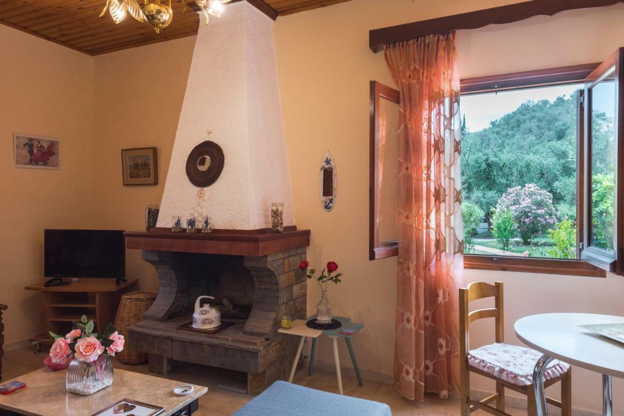 Family Holiday Apartment With Garden & Bbq Βελονάδες Εξωτερικό φωτογραφία
