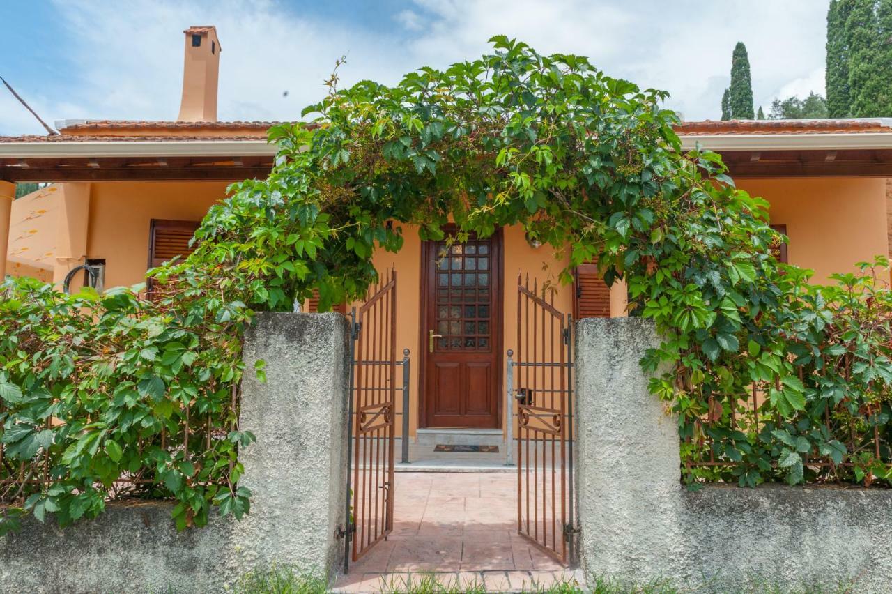 Family Holiday Apartment With Garden & Bbq Βελονάδες Εξωτερικό φωτογραφία