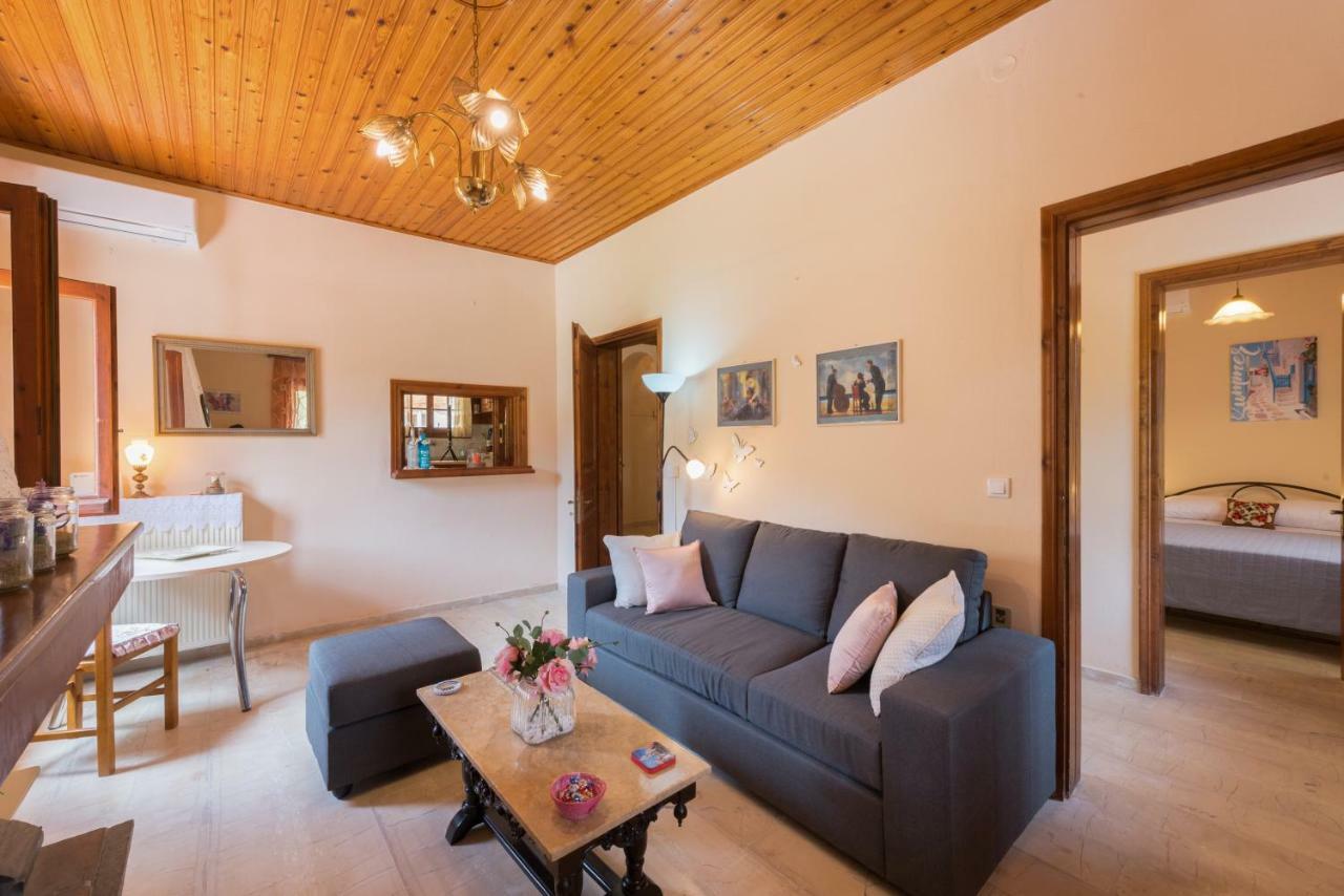 Family Holiday Apartment With Garden & Bbq Βελονάδες Εξωτερικό φωτογραφία